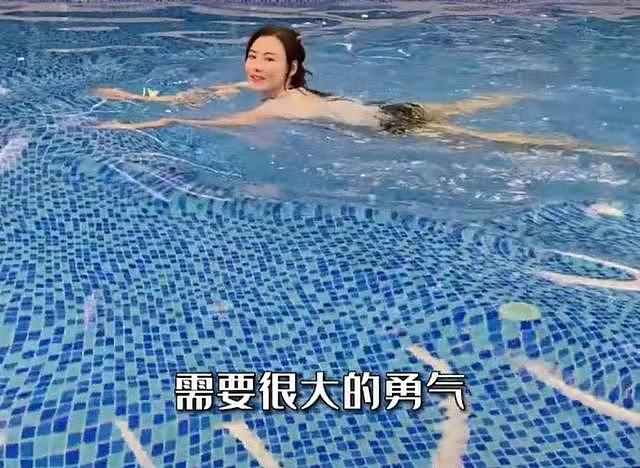 42岁张柏芝晒游泳视频，皮肤白皙四肢纤长，拍摄者意外出镜引关注 - 2