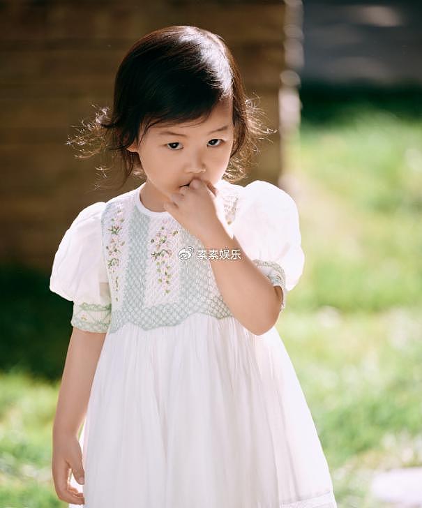 朱珠六一带女儿拍杂志，母女呈现招牌式梨涡笑，2岁王珠宝很可爱 - 10