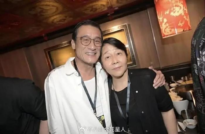 别再嘲沈腾老婆胖了，这5位男星都娶了“胖老婆”，却个个很宠妻 - 12