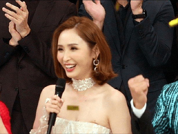 知名度大增！TVB知名女主持内地大受欢迎，更登上春晚节目大秀唱功 - 17