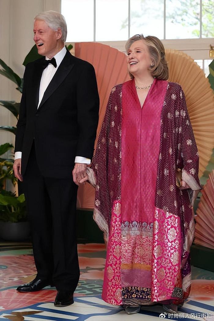 76岁希拉里也去国宴了！穿宽松长裙身材发福，被克林顿牵着手太甜 - 5
