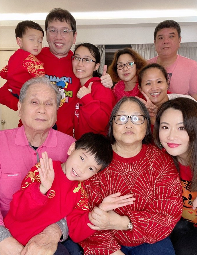张文慈工作大半年后回家提前吃团年饭 一家人穿红色上衣拍全家福 - 3