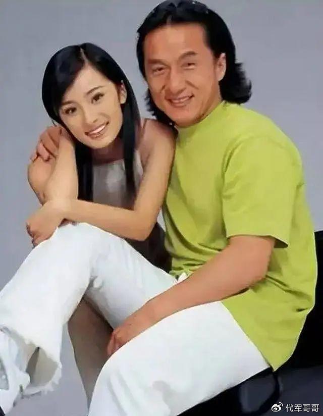 21年前，成龙拿着50万元，将小32岁的杨幂抱在了怀中，被拍成了照片 - 5