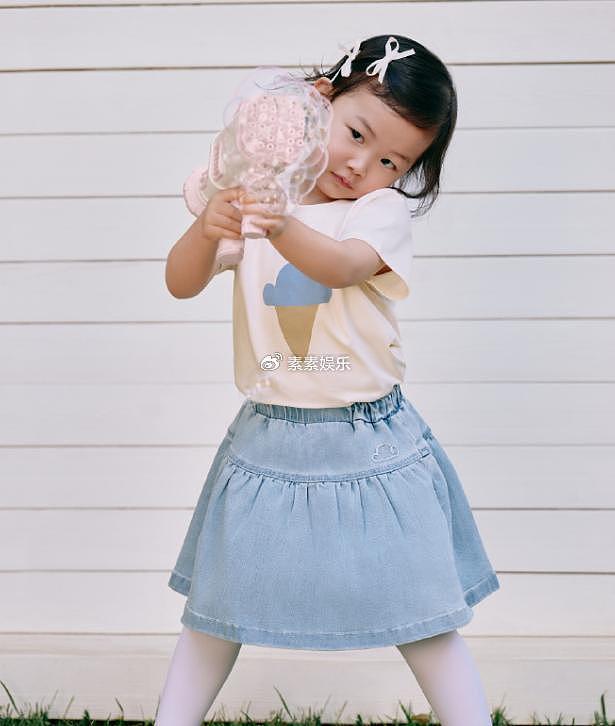 朱珠六一带女儿拍杂志，母女呈现招牌式梨涡笑，2岁王珠宝很可爱 - 12