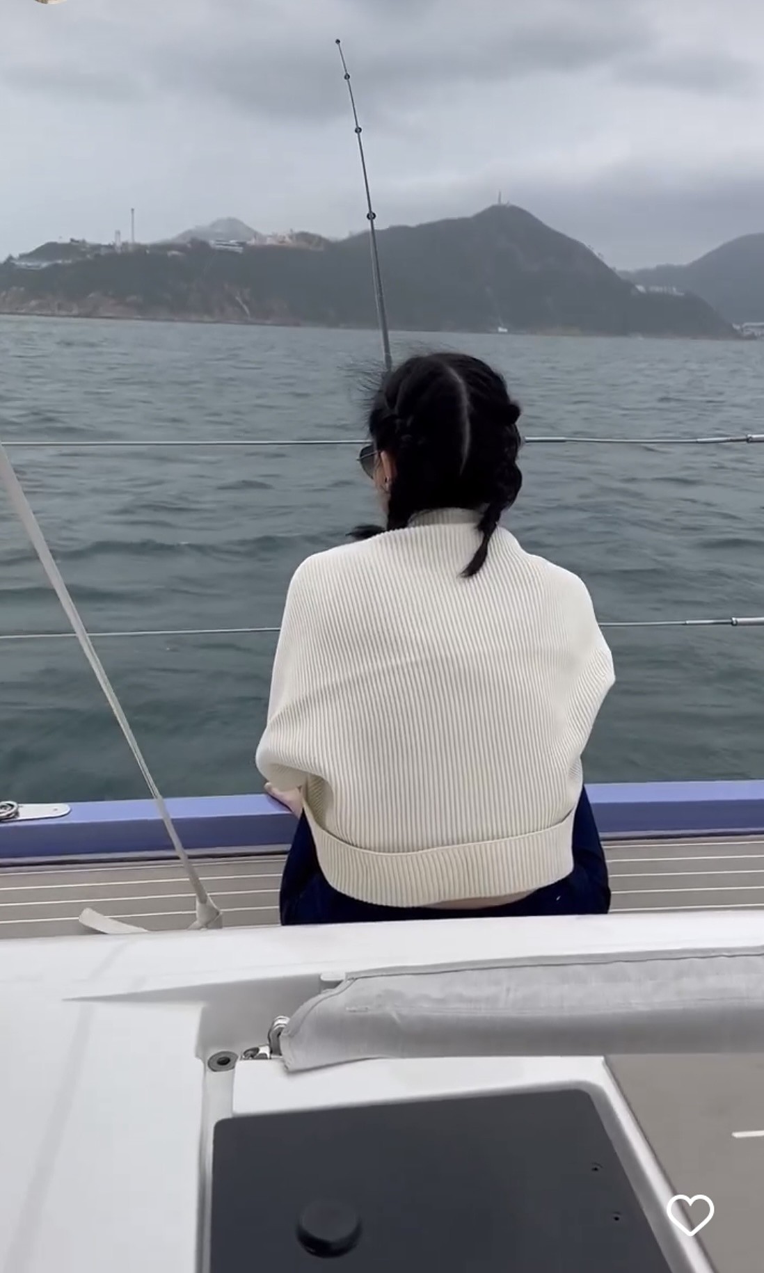 刘銮雄20岁次女晒出海度假照，搭乘4000万游艇垂钓，生活舒心惬意 - 7
