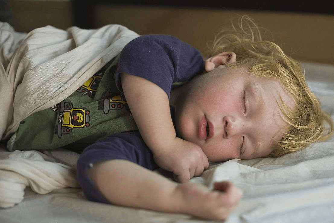 宝宝睡觉总爱“占地盘”？别嫌宝宝不安分，是身体传递的“信号” - 3
