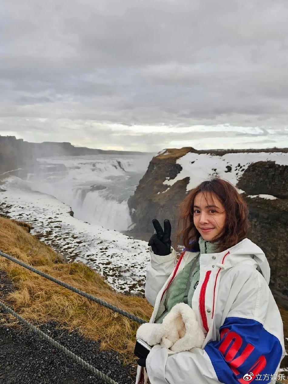 蔡依林冰岛旅游晒美照 帮游客拍照街边喝咖啡悠闲自在 - 8