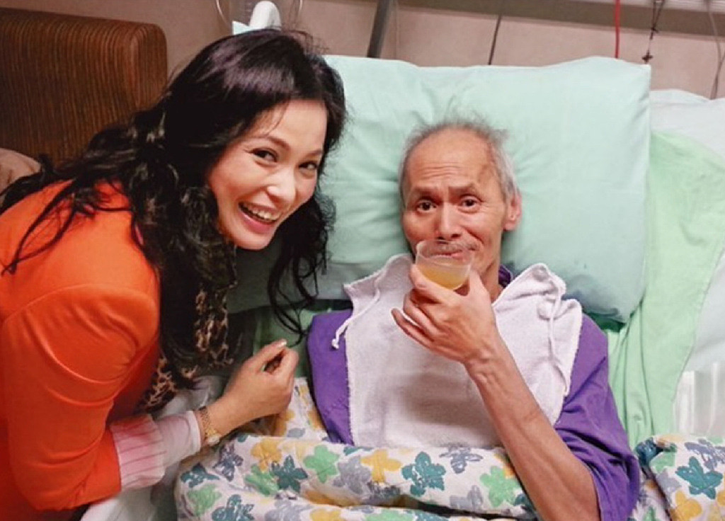 67岁刘家辉被曝回TVB参观，路遇熟人激动落泪，瘫痪后长居养老院 - 7