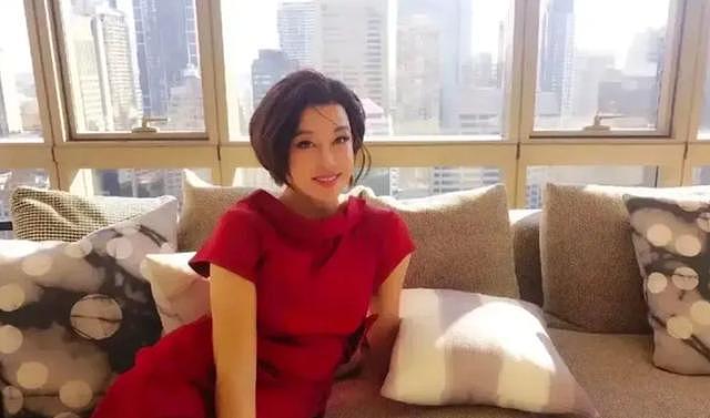 刘晓庆在豪宅里穿红裙和小鲜肉依偎在一起，相差几十岁，如同龄人 - 3
