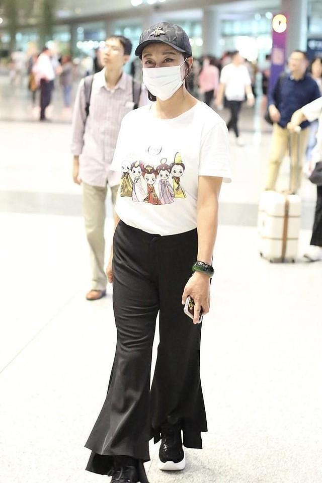 73岁刘晓庆扎起高马尾减龄10岁，穿T恤+喇叭裤，完全没有大妈味 - 2