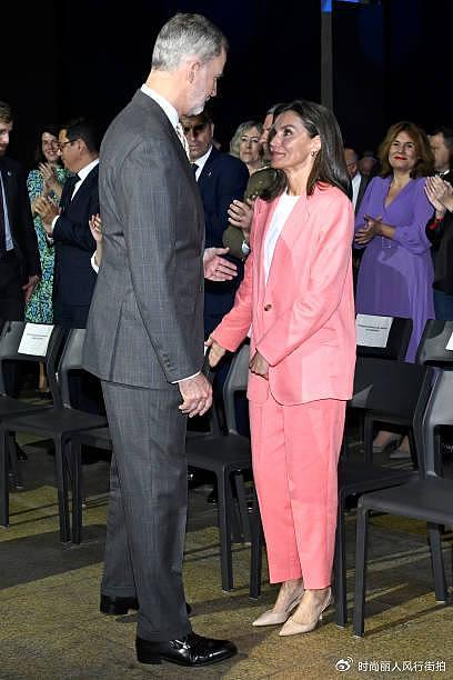 被西班牙王后美到了！穿一身粉色出席颁奖典礼，年过半百都这么嫩 - 13