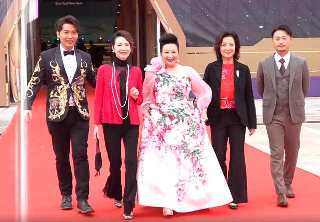 TVB2022年节目巡礼：明星们的打扮有点土，但采访环节是真敢讲 - 7