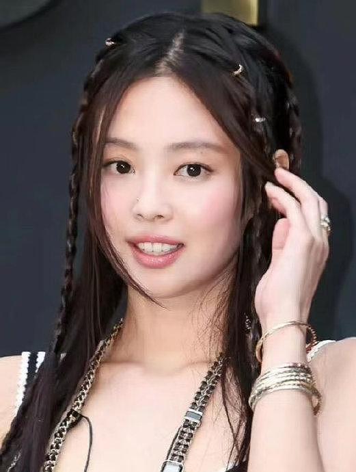 Jennie“室内吸烟”事件工作人员新回应：该视频中出现的地方是时装秀等待现场，不是室内禁烟的地方 - 2