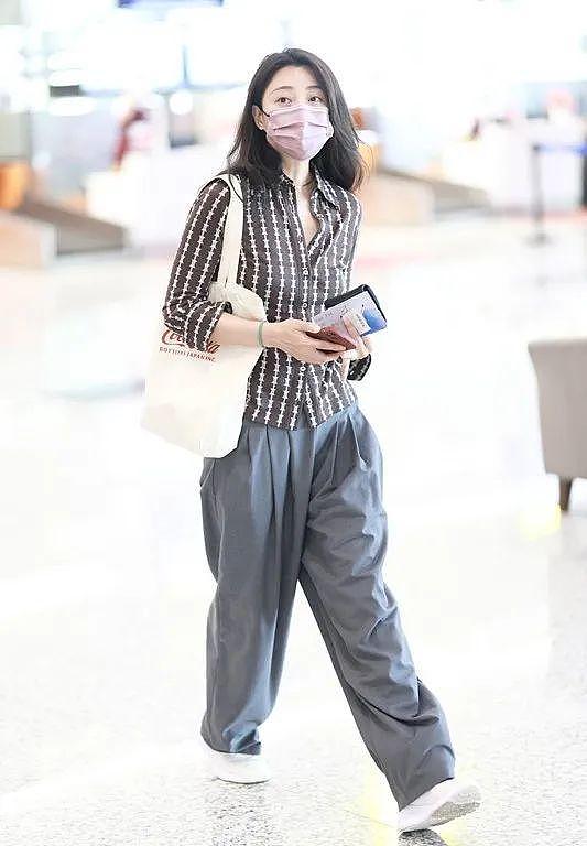 44岁殷桃带火了一种新穿法：“上身去买菜，下身去上班”，好洋气 - 4