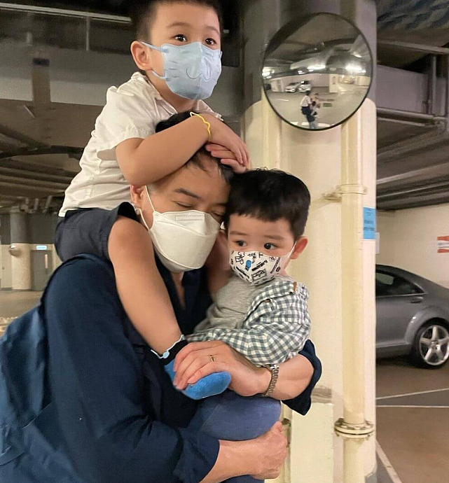 TVB艺人夫妻一家四口逛街 陈智燊当超能爸爸同时抱两个儿子走路 - 4