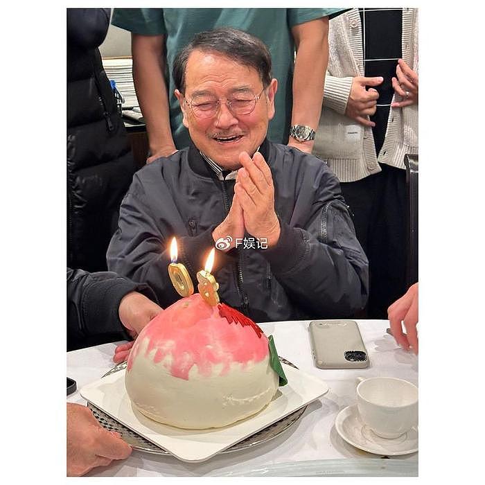 开心收金寿桃！众多TVB艺人同事造惊喜为刘丹庆祝80岁生日 - 2