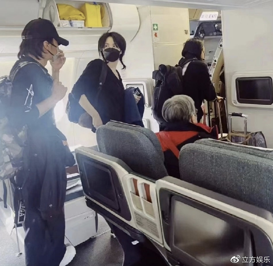 王菲谢霆锋机舱内被偶遇 两人深情对视不惧被拍 - 1