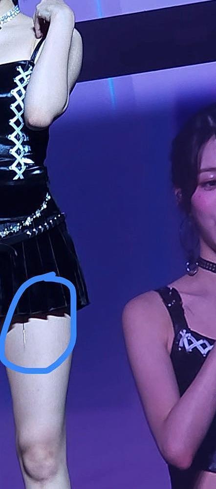 韩国知名女星，演唱会时裙子上，被发现遗留有针，网友担心她受伤 - 5