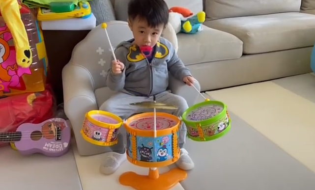2岁儿子有音乐天赋喜欢打鼓 古巨基幻想将来父子俩同台演出 - 5