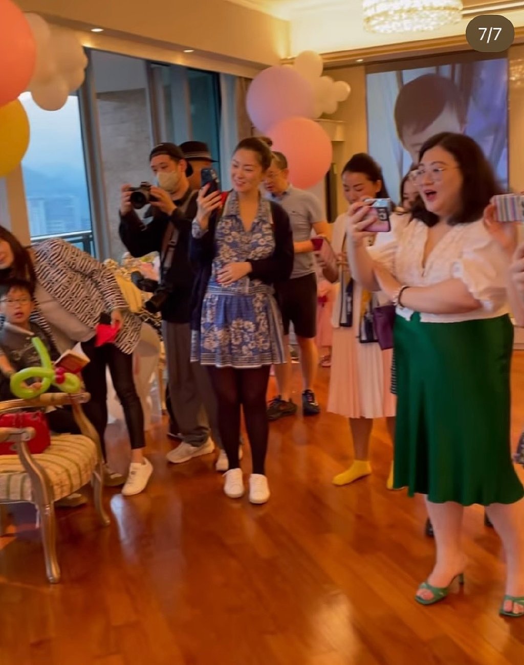 刘诗昆为女儿办生日会，妻子现场弹钢琴，两岁贝贝浓眉大眼很漂亮 - 9