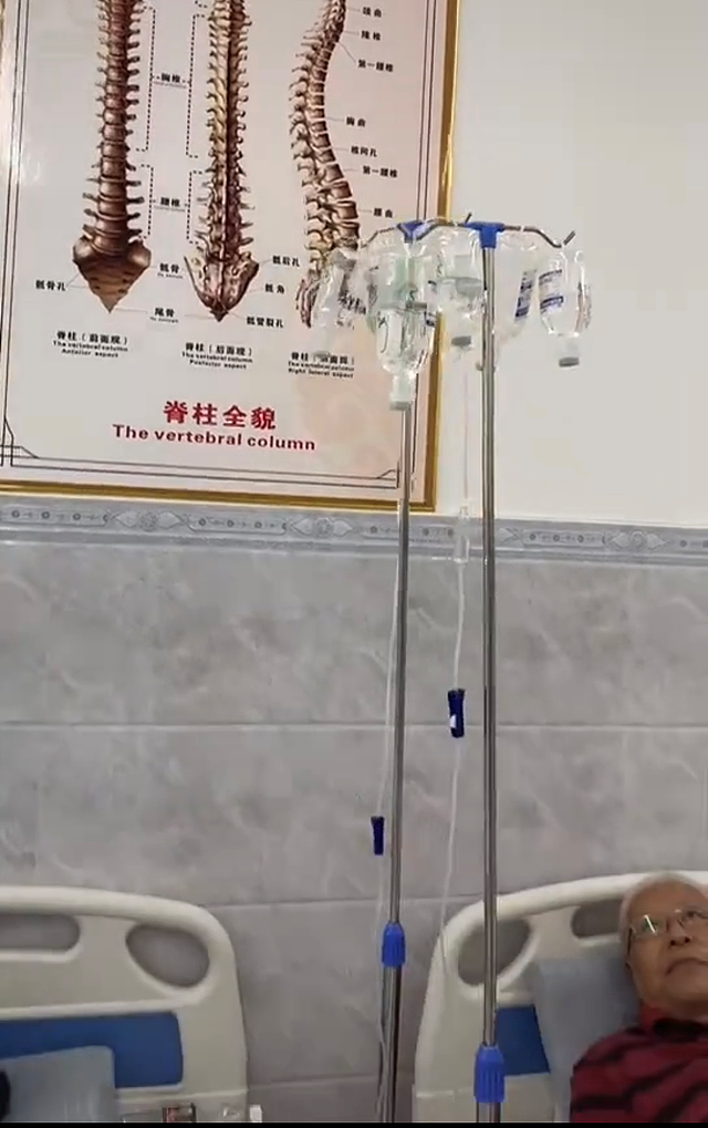 76岁老戏骨张洪杰住养老院，与瘫痪妻子同躺病床，健康状况引担忧 - 4