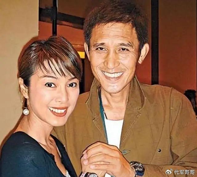 她被成龙追8年，与男友相恋26年未婚未育，68岁沦落酒楼卖唱 - 14