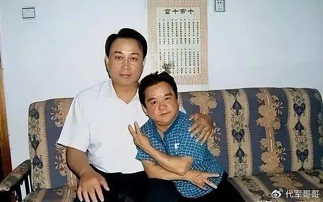 他是中国第一矮星，身高1米28，却娶过4个美女老婆，一个比一个漂亮 - 3