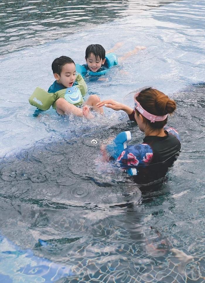郑嘉颖大热天陪两个儿子学游泳 在水中抱起儿子亲吻儿子脸颊 - 4