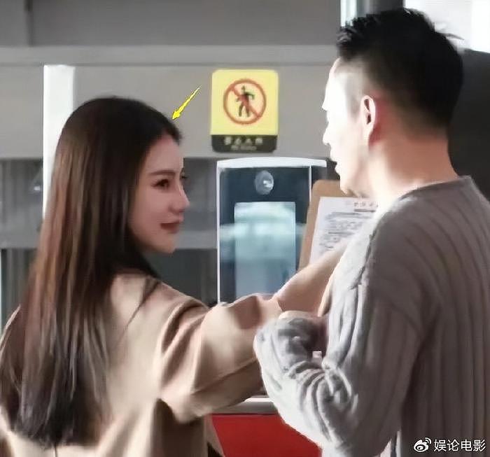 汪小菲曼蒂被偶遇韩国机场，未婚妻手戴钻戒，看婴儿书力证怀孕 - 8