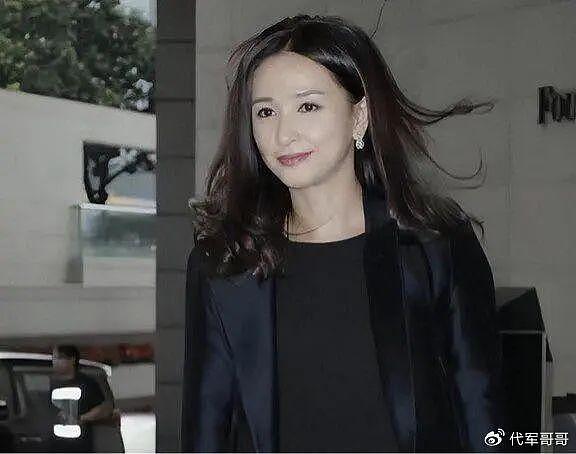 将“老公熬成爹”的5位女星，明明年龄差不多，看着却像两代人 - 8