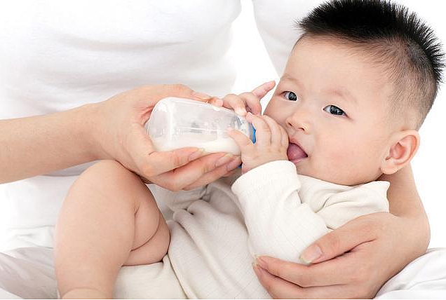 宝宝的“臭臭”呈这种状态，说明平时并没吃饱，要注意增加奶量 - 3