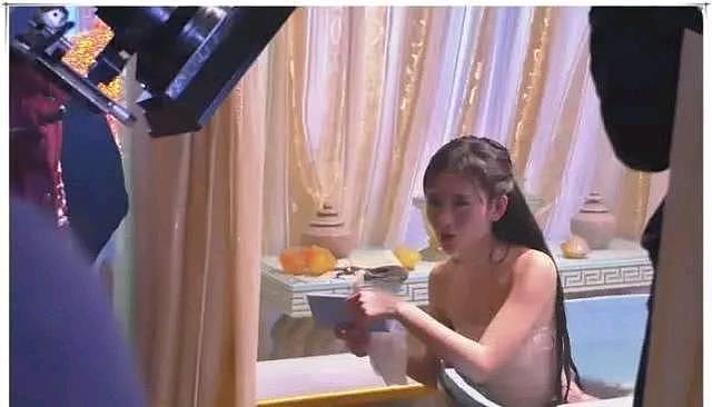 27岁鞠婧祎拍“沐浴戏”有多尴尬？当镜头拉近那一刻，导演太坏了 - 2