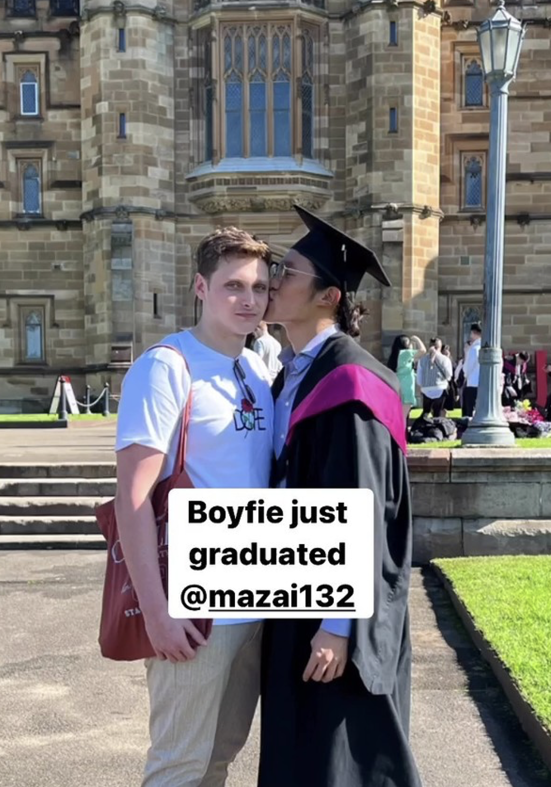 马德钟23岁儿子晒大学毕业照，与男性友人亲密合照，亲吻对方脸颊 - 2