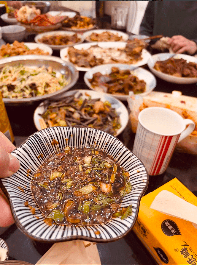 众星晒年夜饭：张艺兴秀满桌湘菜，岳云鹏把饺子包成花，太接地气 - 20
