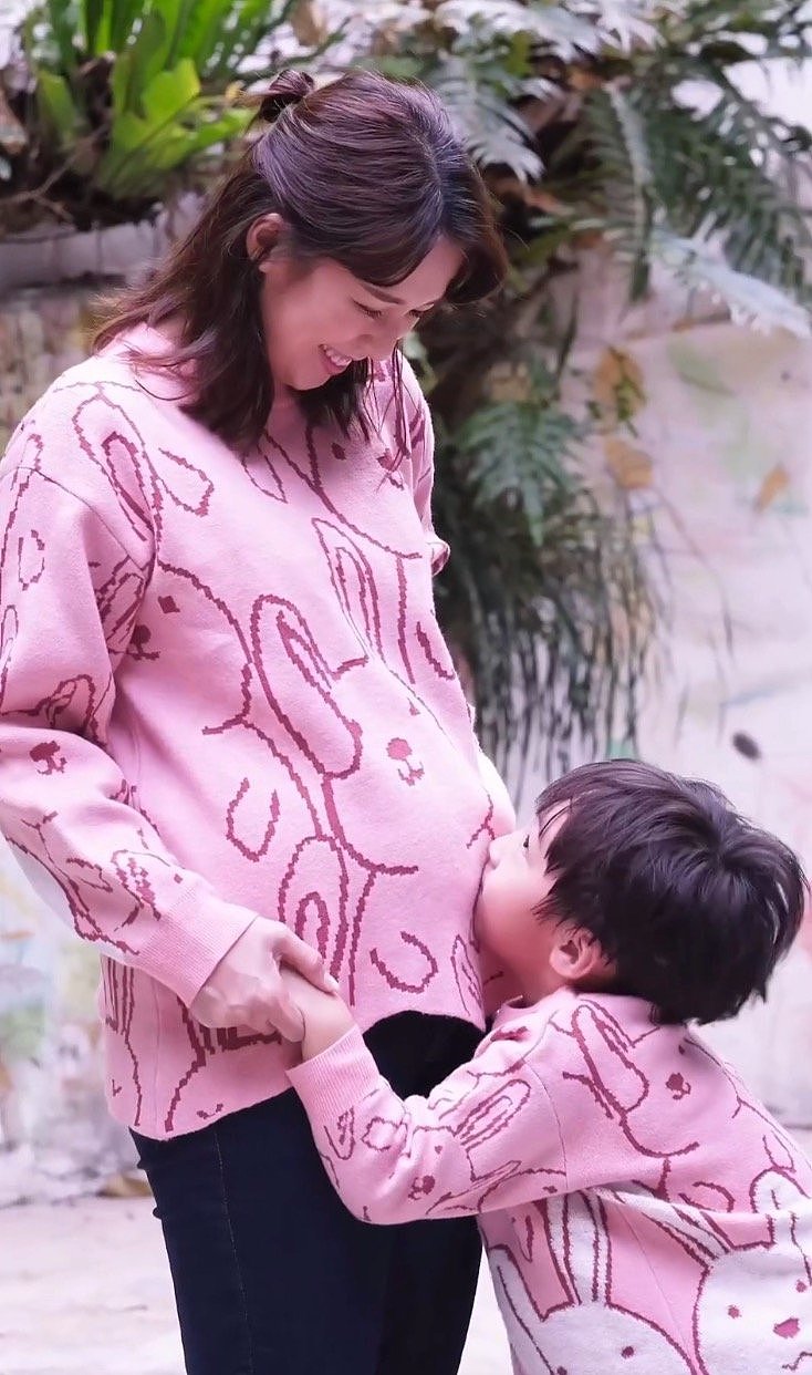 40岁TVB女星晒与长子合照，三个月孕肚太大遮不住，被误会将临盆 - 1