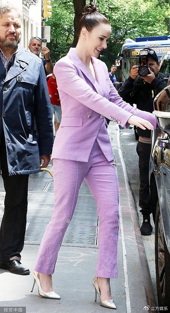 蕾切尔-布罗斯纳罕现身脱口秀节目 身穿色紫西装状态佳 - 2