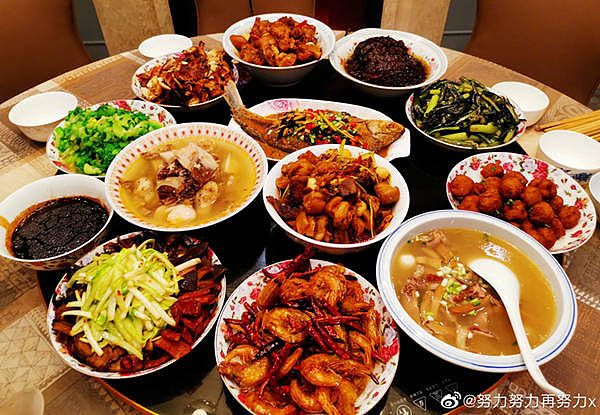 众星晒年夜饭：张艺兴秀满桌湘菜，岳云鹏把饺子包成花，太接地气 - 2