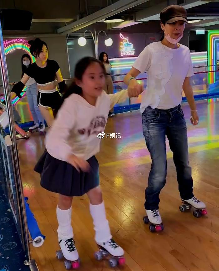 郭羡妮带11岁生日的女儿尝试玩溜冰 素颜展示现身真实年龄的样貌 - 5