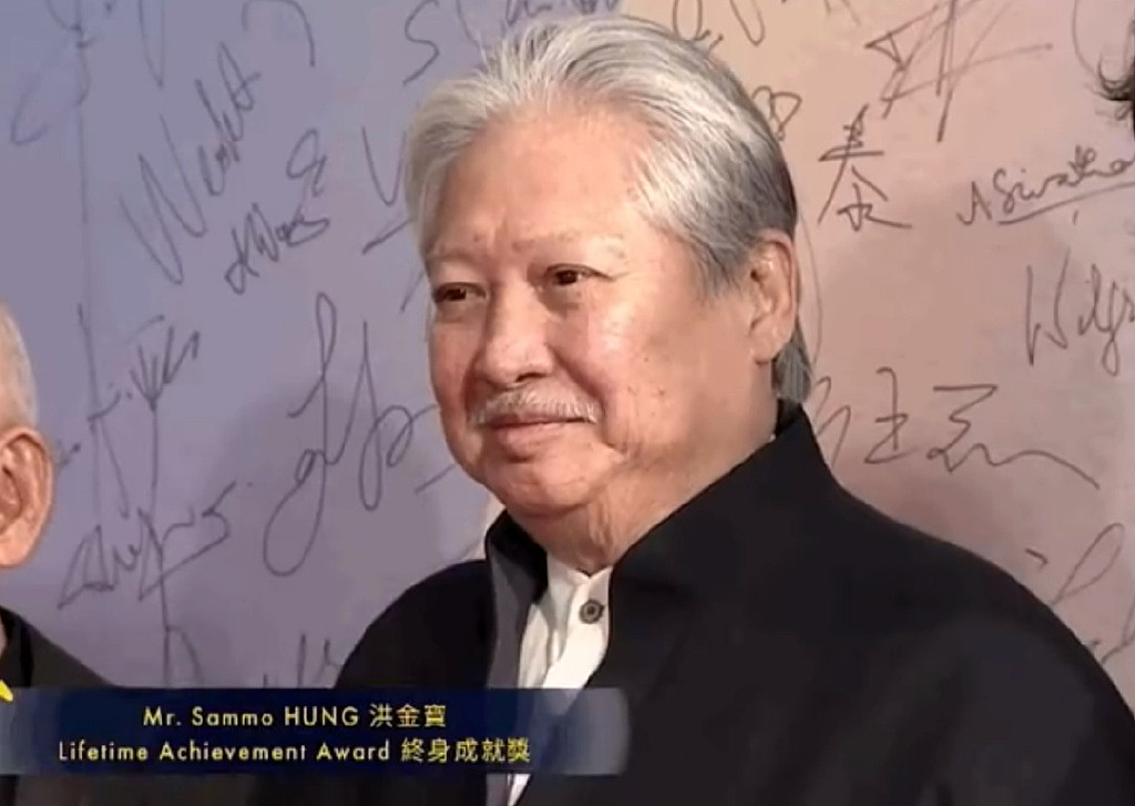 亚洲电影大奖红毯：洪金宝满头白发，香港90后男演员撞脸朱一龙 - 1