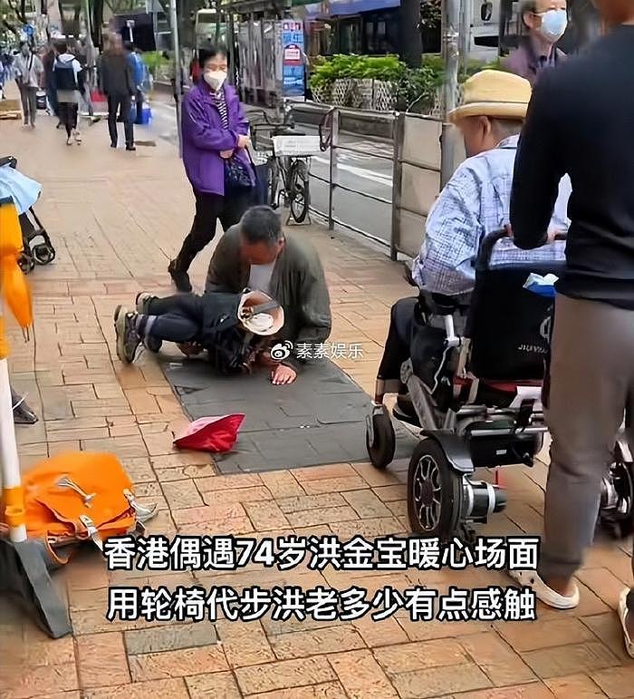 72岁洪金宝坐轮椅给乞丐送钱，亲自将500元递到乞丐手中 - 2