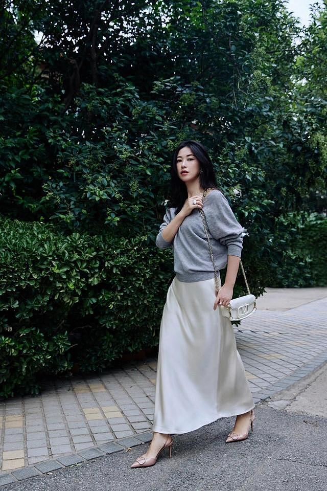 朱珠带火了一种高级色穿法：灰色针织衫+白色半身裙，时髦又洋气 - 3