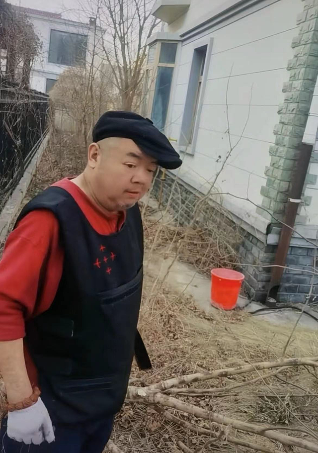 49岁演员分享河北农村生活，拿刀砍野树动作吃力，为春耕忙前忙后 - 3