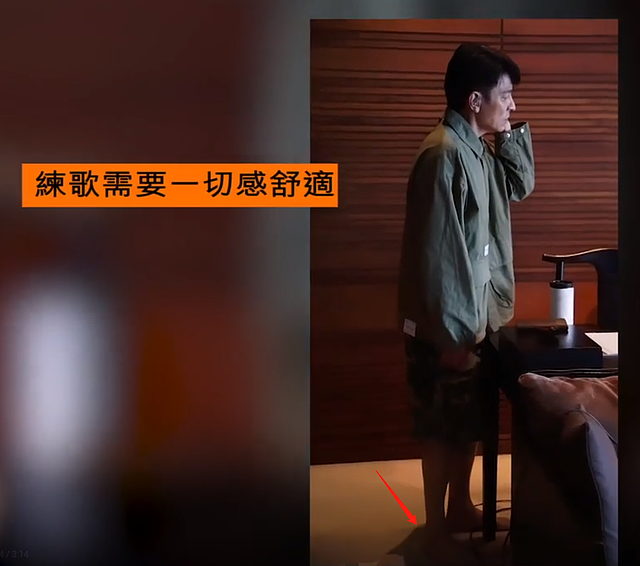 61岁刘德华哈尔滨庆生，打赤脚唱歌中气足，与寿桃拍照童心未泯 - 6