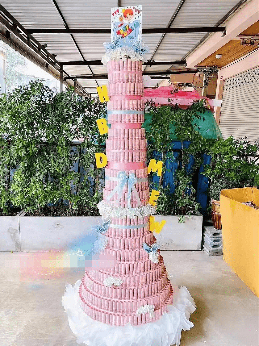 中国粉丝为外国男星庆生，用现金做蛋糕和花束，转身就被拆掉收走现金 - 10