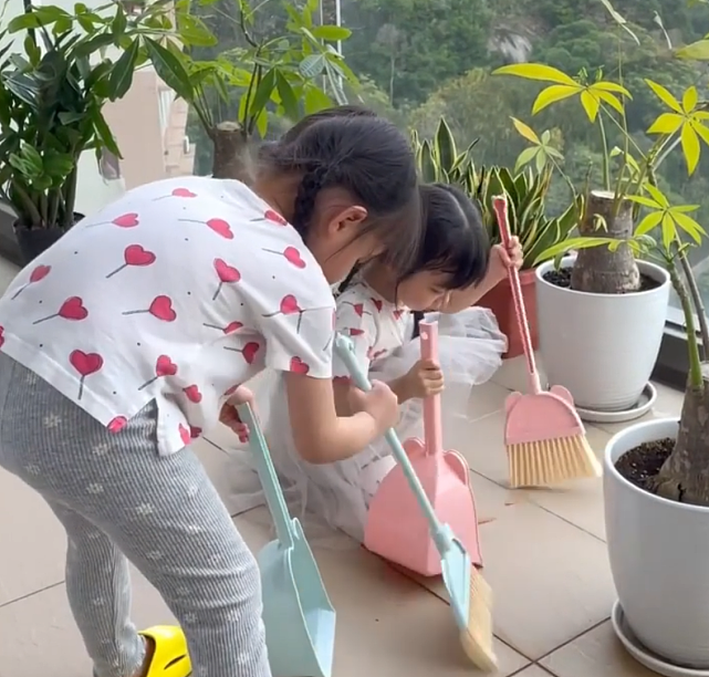 熊黛林让双胞胎女儿在家抗疫不无聊：打扫卫生和做手工！ - 5