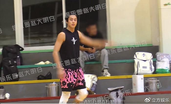 王鹤棣与范世錡打篮球 狂做引体向上高抬腿热身 - 3