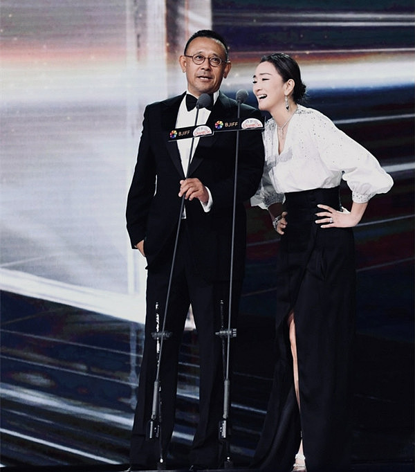 时隔34年，巩俐和姜文同台颁奖动情拥抱，引发众影迷“回忆杀” - 2