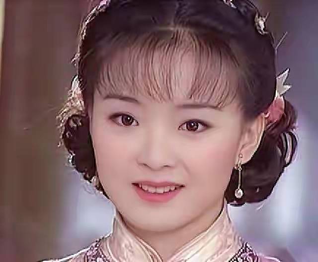 王艳24年后再扮晴格格，嫁地产大亨生活甜蜜无忧，48岁皮肤细腻似少女 - 3