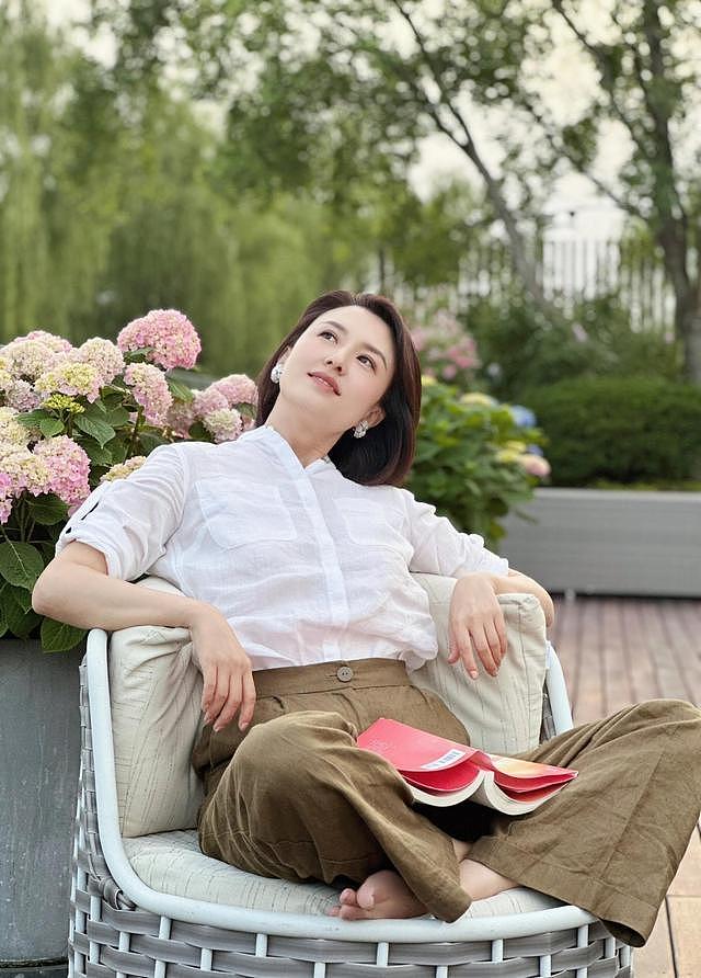 张蕾看书带火了一种贵妇穿搭：白衬衫+阔腿裤+波波头，优雅又显贵 - 2