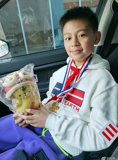 蔡国庆10岁儿子好优秀！又被学校全科免试，拿着金牌提前放寒假 - 3